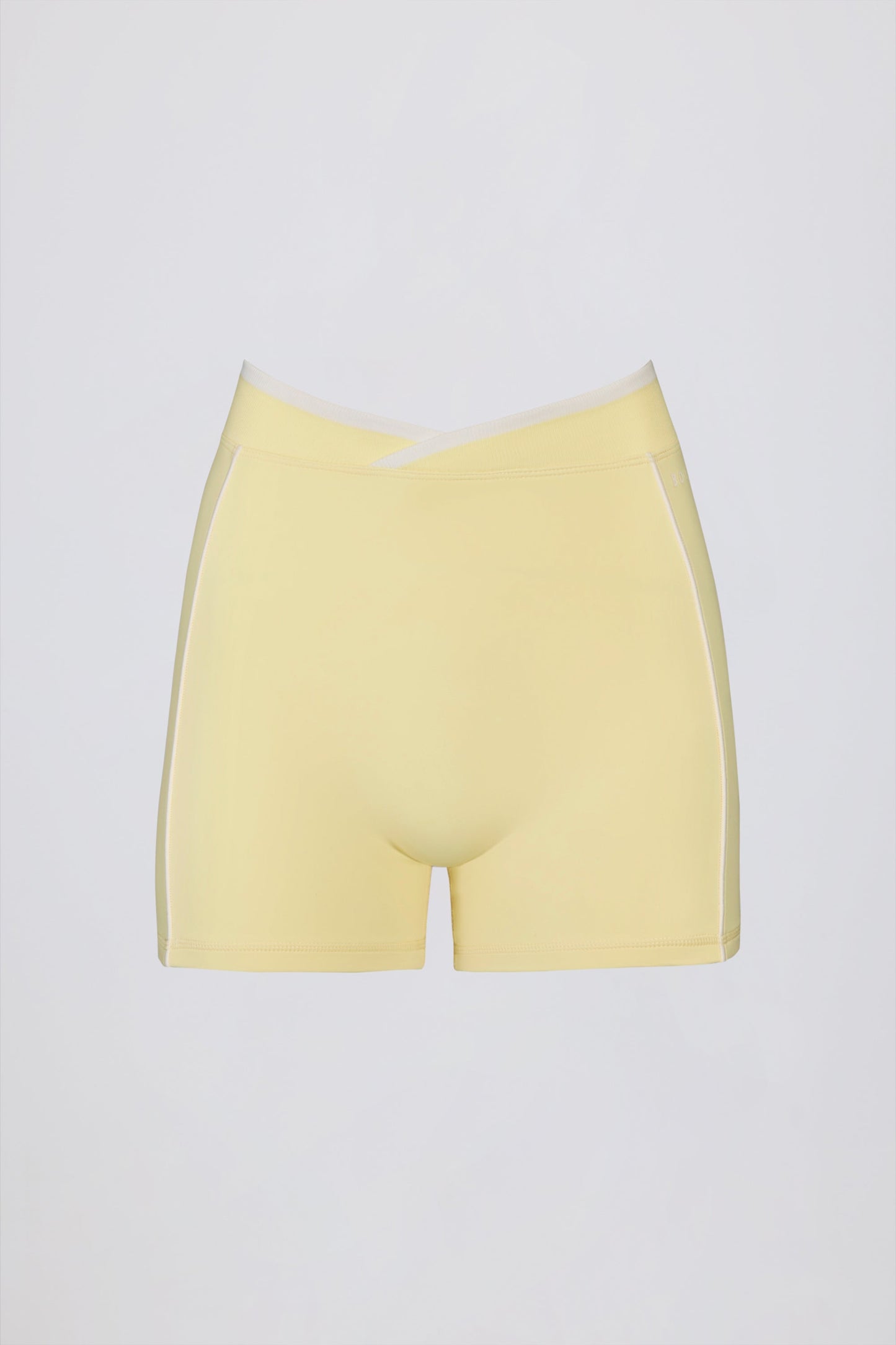 Minishorts Soft Active envolventes con contraste en amarillo suave