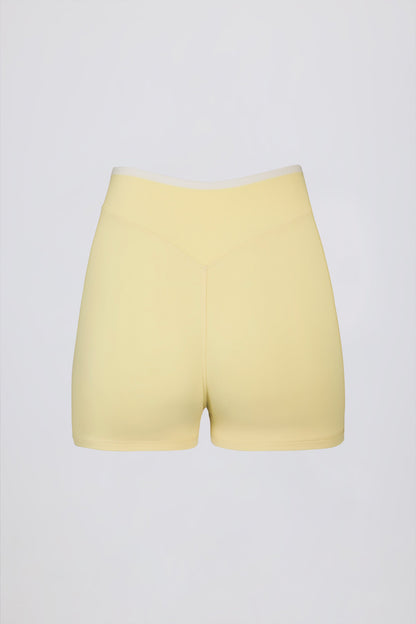 Minishorts Soft Active envolventes con contraste en amarillo suave