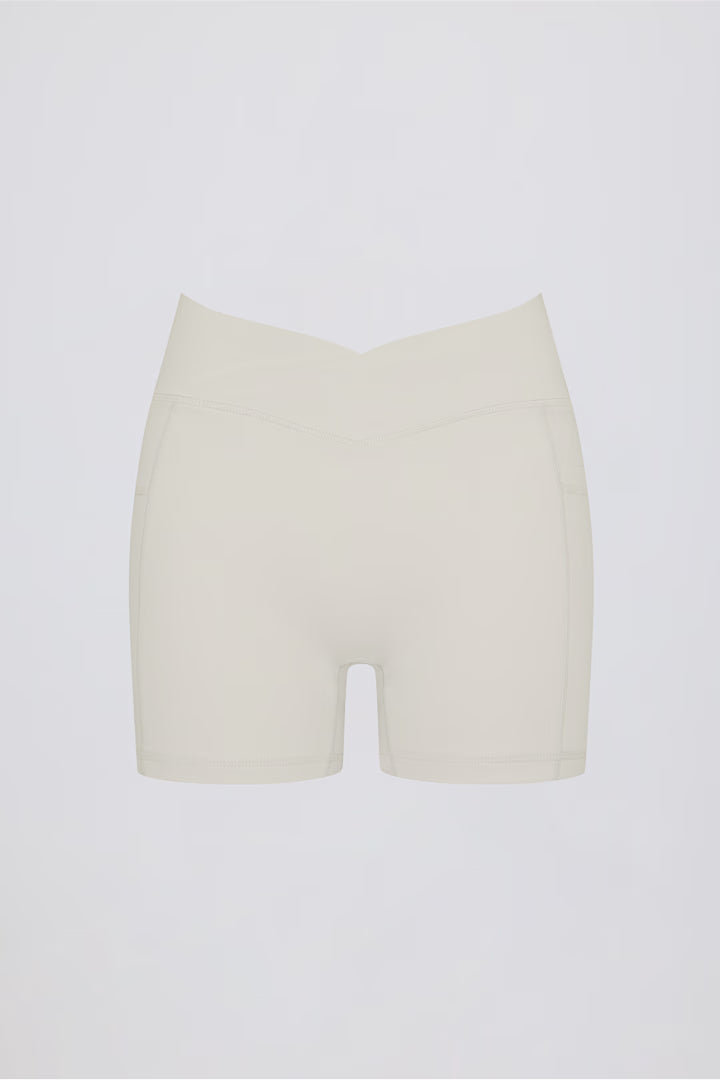 Minishorts Soft Active con bolsillo y cintura en V en color avena