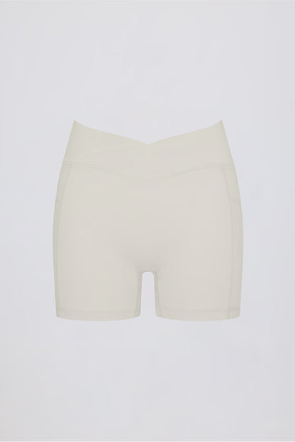 Minishorts Soft Active con bolsillo y cintura en V en color avena