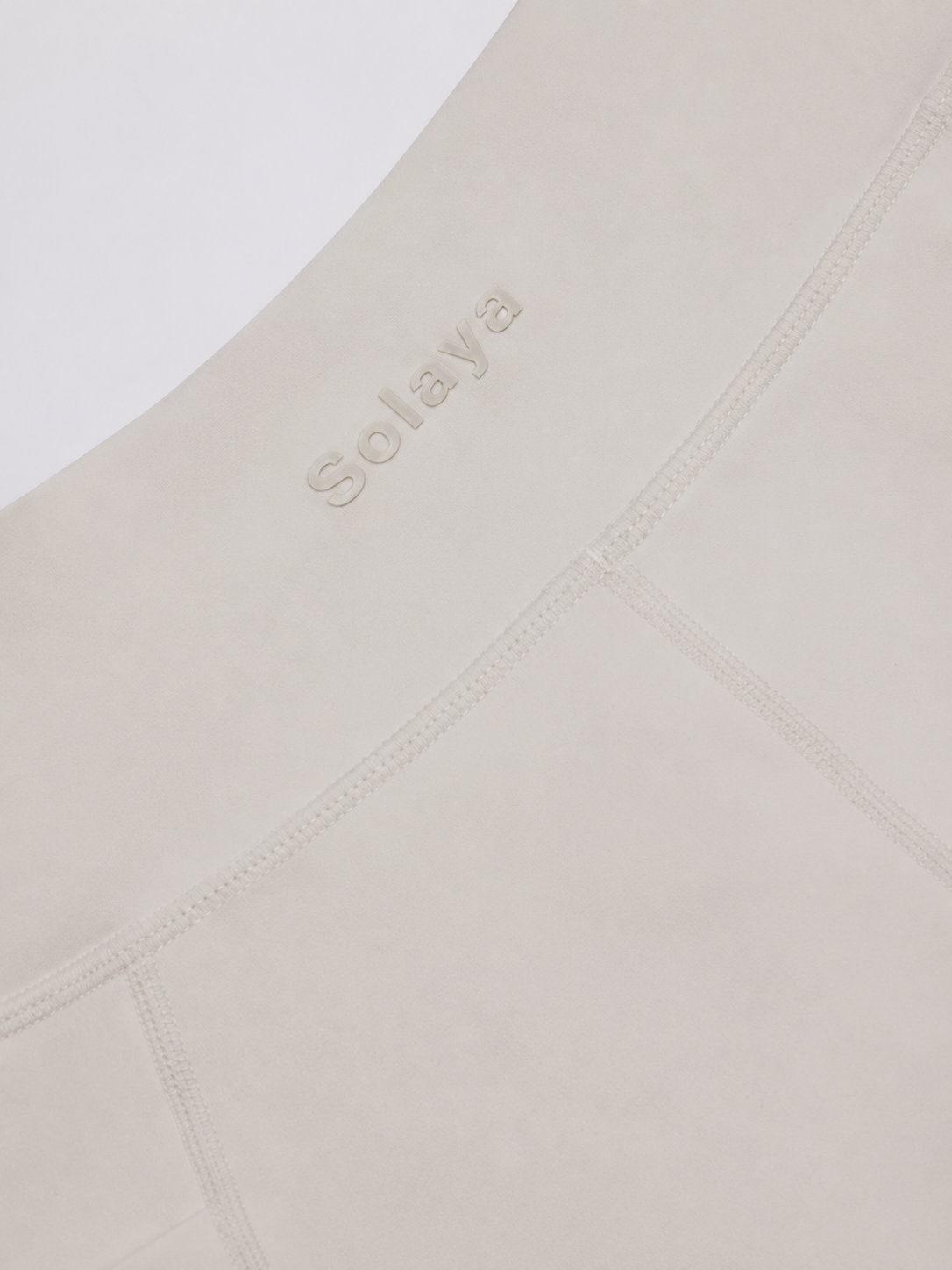 Minishorts Soft Active con bolsillo y cintura en V en color avena