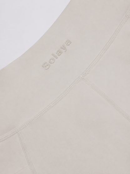 Minishorts Soft Active con bolsillo y cintura en V en color avena