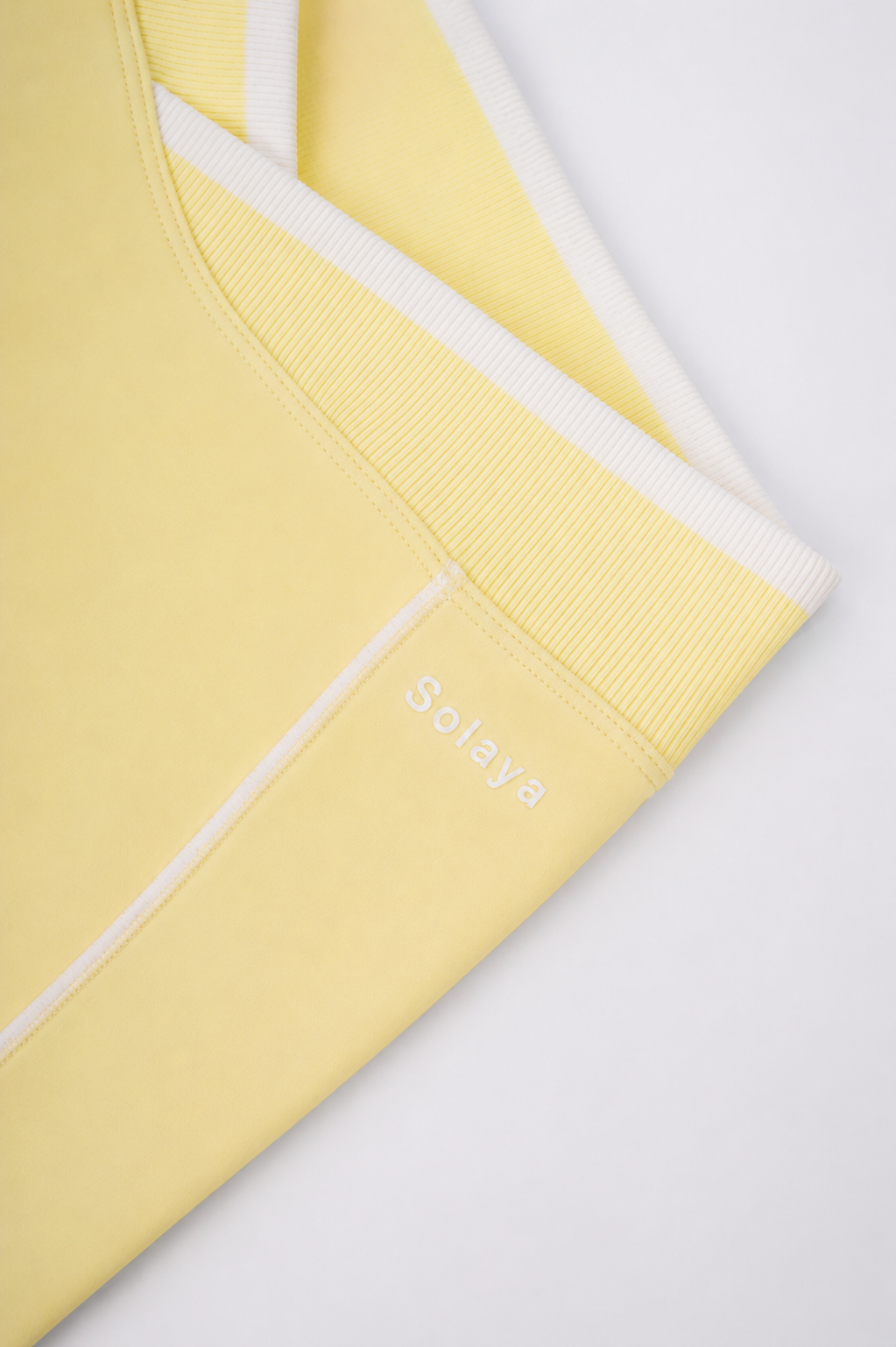 Minishorts Soft Active envolventes con contraste en amarillo suave