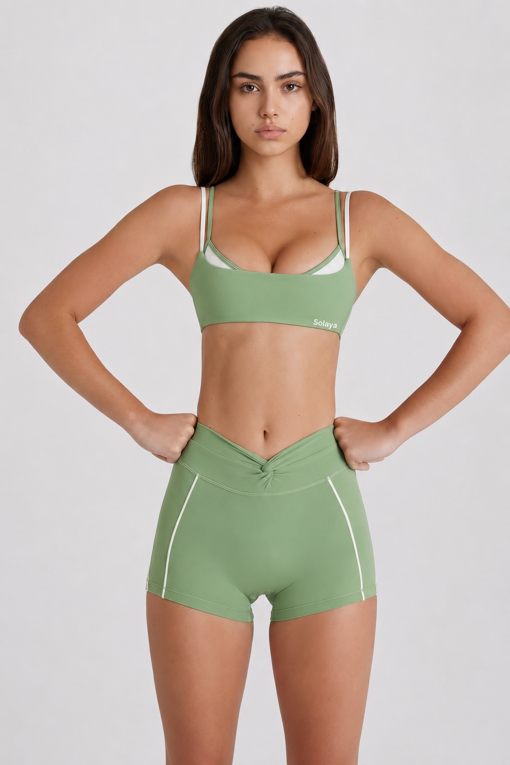 Minishorts Soft Active con torcido al frente en verde jade